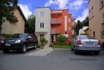 Vila Paradi - zgrada, dvorište i parking prostor